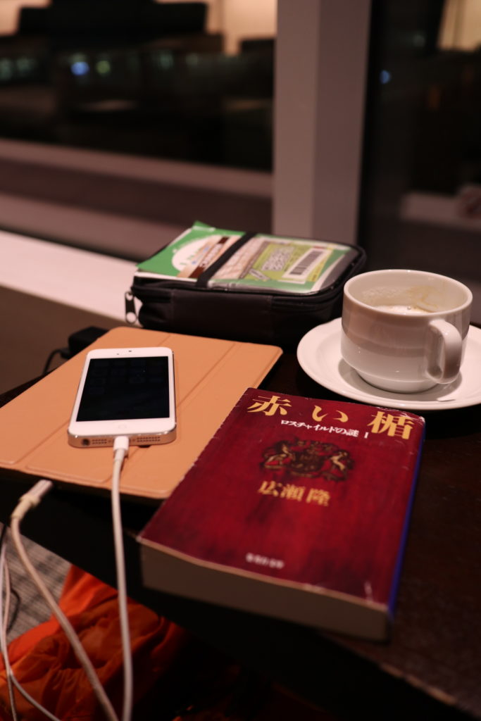 羽田空港ANAスカイラウンジアネックスは、電源、Wi-Fi、飲み物無料